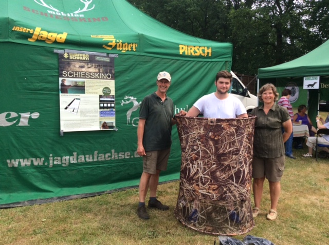 Andreas-Peter Ehlers (Vorsitzender Kreisjägerschaft Herzogtum Lauenburg) und Ute Olsson-Wollner gratulierten John-Dorian Voigt zum Krähenstand.