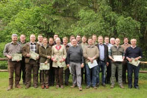 Hier sieht es anders aus: entspannte Gesichter und Freude pur. Die Prüfung ist geschafft, die Jägerbriefe haben 90 Prozent der Prüflinge erhalten, das Waidwerken kann beginnen!